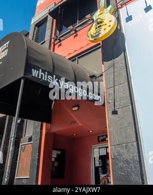 Los Angeles, USA - 2. November 2016: Whisky A Go auf dem Sunset Boulevard unter blauem Himmel Stockfoto