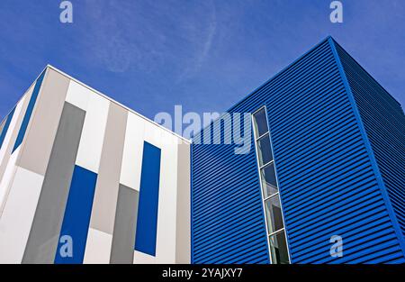 Flacher Blickwinkel auf das geometrische Gebäude, vor blauem Himmel Stockfoto