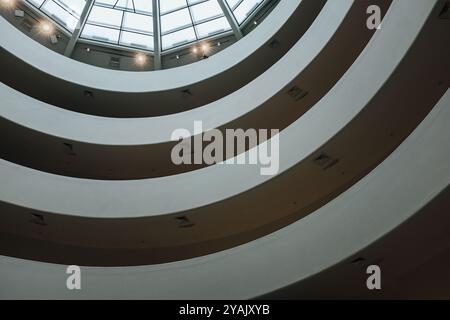 Innenansicht der Spiralrampe, Solomon R. Guggenheim Museum, New York City, New York, USA Stockfoto