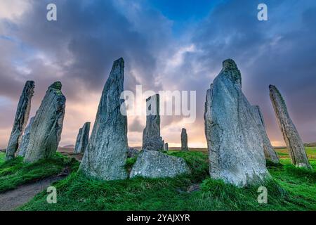 Die alten stehenden Steine von Callanish (oder Calanais) auf Lewis in den Äußeren Hebriden Schottlands bei Sonnenuntergang Stockfoto