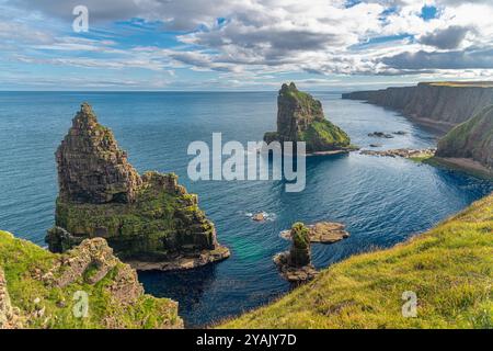 Die Stacks von Duncansby, spektakuläre Felsnadelformationen vor den Klippen von Duncansby Head, im nördlichsten Schottland Stockfoto