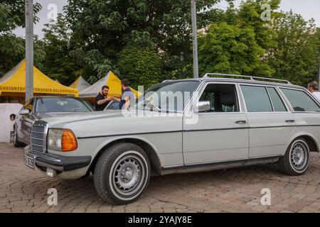 Gaziantep, Turkiye. 30. Juni 2024. Das Mercedes Classic Festival findet im Zentrum von Gaziantep statt, bei dem sowohl klassische Mercedes-Fahrzeuge als auch andere Oldtimer zu sehen sind. Das Festival, das in Zusammenarbeit mit dem türkischen Mercedes Classic Automobile Club und dem Türkischen Classic Automobile Club stattfand, hieß Oldtimer-Enthusiasten aus der ganzen Türkei Stockfoto