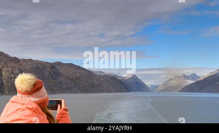 Prince Christian Sound, Grönland - 29. August 2024: Kreuzfahrtpassagier machen ein Foto des malerischen Fjords mit einem Mobiltelefon. Stockfoto