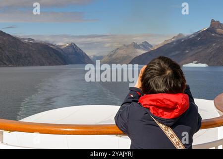 Prince Christian Sound, Grönland - 29. August 2024: Kreuzfahrtschiff mit Blick auf die Landschaft in einem Fjord Stockfoto