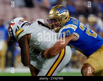 12. Oktober 2024 UCLA Bruins Linebacker Kain Medrano (20) macht ein Tackle im Rose Bowl in Pasadena Kalifornien gegen die Minnesota Golden Gophers. Obligatorischer Lichtschein : Charles Baus/CSM Stockfoto