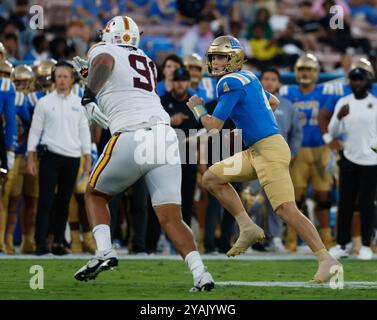 12. Oktober 2024 UCLA Bruins Quarterback Ethan Garbers (4) trägt den Ball während des Spiels gegen die Minnesota Golden Gophers im Rose Bowl in Pasadena Kalifornien. Obligatorischer Bildnachweis: Charles Baus/CSM (Bildnachweis: © Charles Baus/Cal Sport Media) Stockfoto