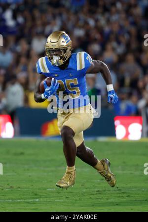 12. Oktober 2024 UCLA Bruins Running Back T.J. Harden (25) trägt den Ball während des Spiels gegen die Minnesota Golden Gophers im Rose Bowl in Pasadena Kalifornien. Obligatorischer Lichtschein : Charles Baus/CSM Stockfoto