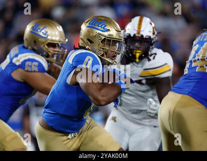 12. Oktober 2024 UCLA Bruins Running Back Jalen Berger (0) trägt den Ball während des Spiels gegen die Minnesota Golden Gophers im Rose Bowl in Pasadena Kalifornien. Obligatorischer Lichtschein : Charles Baus/CSM Stockfoto