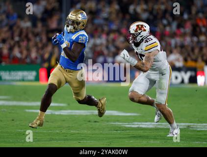 12. Oktober 2024 UCLA Bruins Running Back T.J. Harden (25) trägt den Ball während des Spiels gegen die Minnesota Golden Gophers im Rose Bowl in Pasadena Kalifornien. Obligatorischer Lichtschein : Charles Baus/CSM Stockfoto