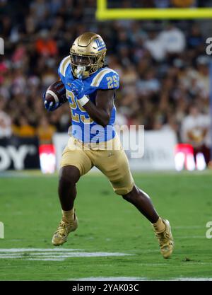 12. Oktober 2024 UCLA Bruins Running Back T.J. Harden (25) trägt den Ball während des Spiels gegen die Minnesota Golden Gophers im Rose Bowl in Pasadena Kalifornien. Obligatorischer Lichtschein : Charles Baus/CSM Stockfoto