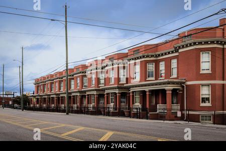 Knoxville, TN, USA – September 18, 2024: Erbaut 1913, Reihenhäuser in der 5th und Broadway in Emory Place, den Minville Manor Apts. Stockfoto