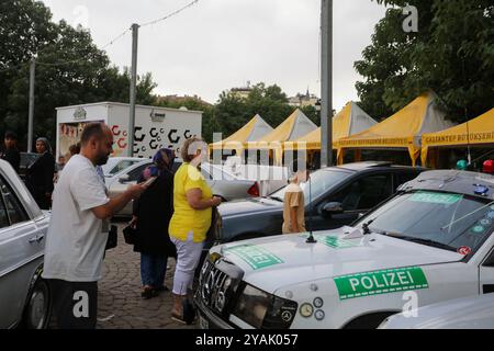 Gaziantep, Turkiye. 30. Juni 2024. Das Mercedes Classic Festival findet im Zentrum von Gaziantep statt, bei dem sowohl klassische Mercedes-Fahrzeuge als auch andere Oldtimer zu sehen sind. Das Festival, das in Zusammenarbeit mit dem türkischen Mercedes Classic Automobile Club und dem Türkischen Classic Automobile Club stattfand, hieß Oldtimer-Enthusiasten aus der ganzen Türkei Stockfoto