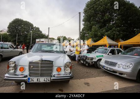 Gaziantep, Turkiye. 30. Juni 2024. Das Mercedes Classic Festival findet im Zentrum von Gaziantep statt, bei dem sowohl klassische Mercedes-Fahrzeuge als auch andere Oldtimer zu sehen sind. Das Festival, das in Zusammenarbeit mit dem türkischen Mercedes Classic Automobile Club und dem Türkischen Classic Automobile Club stattfand, hieß Oldtimer-Enthusiasten aus der ganzen Türkei Stockfoto