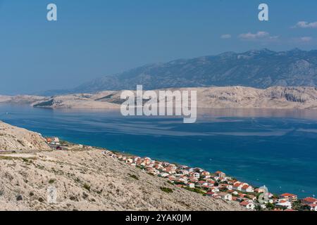 Malerische mediterrane Landschaft mit roten Häusern und natürlicher Schönheit an einem sonnigen Tag. Stockfoto