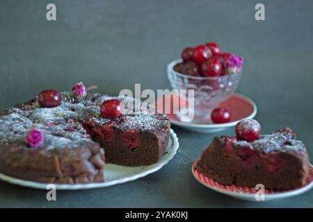Schokoladenkuchen und Kirschen. Selektiver Fokus Stockfoto