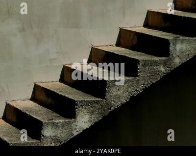 Ätherische Übergänge. Die Betontreppe in architektonischer Harmonie. Dualitätskonzept. Stockfoto