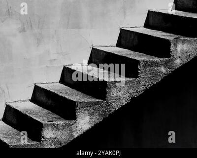 Ätherische Übergänge. Die Betontreppe in architektonischer Harmonie. Dualitätskonzept. Schwarzweiß, Schwarzweiß. Stockfoto