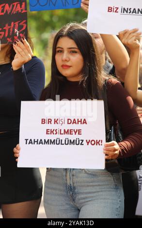 Gaziantep, Turkiye. Oktober 2024. Gaziantep, Turkiye. 14. Oktober 2024. Auf dem Campus der Gaziantep University in Gaziantep, Süd-Turkiye, halten Studentinnen eine Mahnwache, um Gewalt an Mädchen und Frauen anzuprangern. Die Demonstranten skandierten Slogans und brachten Banner auf, die zum Schutz von Frauen und Kindern aufriefen, während sie der Regierung die Schuld gaben, nicht genug zu tun, um junge Mädchen und Frauen zu schützen. Seit der Ermordung zweier junger Frauen in Istanbul in der vergangenen Woche protestieren seit einer Woche täglich Hunderte von Frauen in verschiedenen türkischen Städten und Universitätscampus. Quelle: ZUMA Press, Inc./Alamy Live News Stockfoto