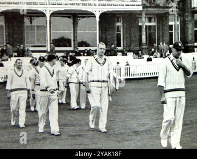 Englisches Cricket-Team kommt raus, um 1939 zu schlagen - England V West Indies, 1. Test Stockfoto