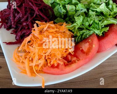 Lebendiger Salat der Saison: Ein gesunder Teller mit frischem Gemüse Stockfoto