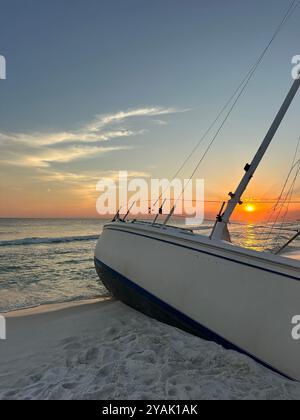 Schiffswrack-Segelboot mit Sonnenuntergang am Golf von Mexiko Florida Stockfoto