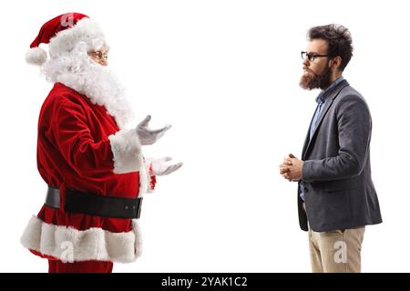 Profilaufnahme eines bärtigen Mannes und des weihnachtsmannes, die ein Gespräch auf weißem Hintergrund führen Stockfoto