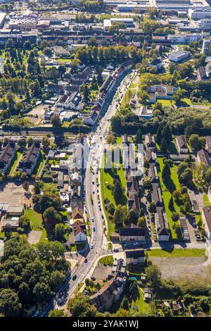 Luftbild, Wohngebiet und Straßenverkehr auf der Pferdebachstraße mit Bahnübergang Ziegelstraße, Sonnenschein, Witten, Ruhrgebiet, Nordrhein-Westfalen, Deutschland ACHTUNGxMINDESTHONORARx60xEURO *** Luftaufnahme, Wohngebiet und Straßenverkehr auf der Pferdebachstraße mit Eisenbahnübergang Ziegelstraße, Sonnenschein, Witten, Ruhrgebiet, Nordrhein-Westfalen, Deutschland ATTENTIONxMINDESTHONORARx60xEURO Stockfoto