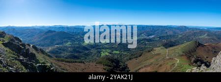 Panoramablick auf die Pyrenäen in Navarra, im spanischen Baskenland, vom Gipfel des Larrun (La Rhune auf Französisch) Stockfoto