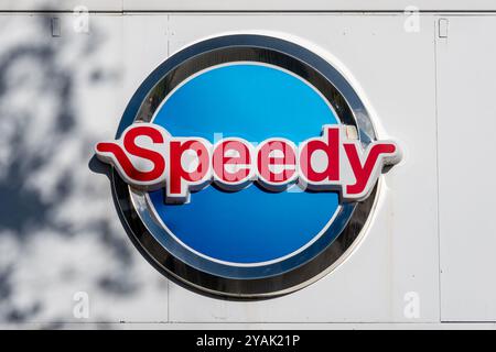 Schild und Logo eines Kfz-Service-Centers, das zum Speedy-Netzwerk gehört. Speedy France ist ein französisches Autohersteller Stockfoto