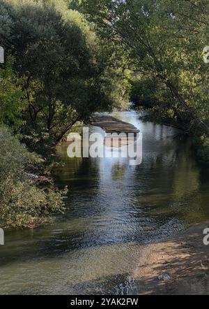 Gerahmte Ruhe. Glühende Reflexion, im Fluss. Stockfoto