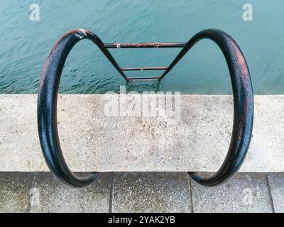 Metall-Handlauf-Bautreppe, die zum Fluss führt, Abstract RAM, männliche Schafhörner Konzept Stockfoto