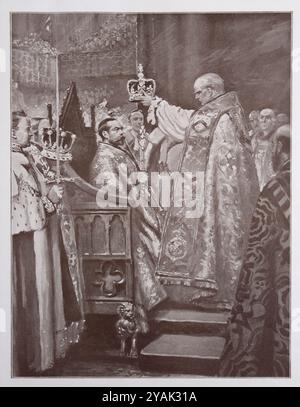 Die Krönung von Georg V., dem Erzbischof von Canterbury, setzt die Krone auf den Kopf des Königs. London. 1911 der Moment, in dem der Erzbischof von Canterbury die Krone auf das Haupt des Königs legt, das symbolischste Emblem der souveränen Macht, ist der höchste Moment der Zeremonie. Der König hat seinen Platz in der Kanzel des heiligen Eduard des Bekenners eingenommen. In beiden Händen hält er die beiden Zepter, das eine mit dem Kreuz an der Spitze und das andere mit der friedlichen Taube. Stockfoto