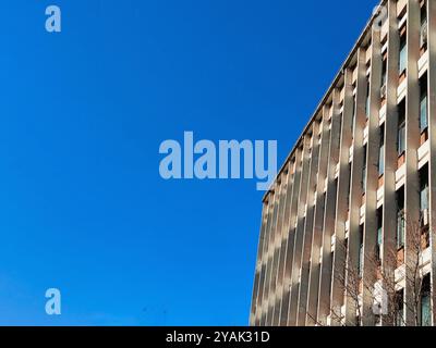 Architektonische Einfachheit: Minimalistische Gebäudeform gegen einen blauen klaren Himmel Stockfoto