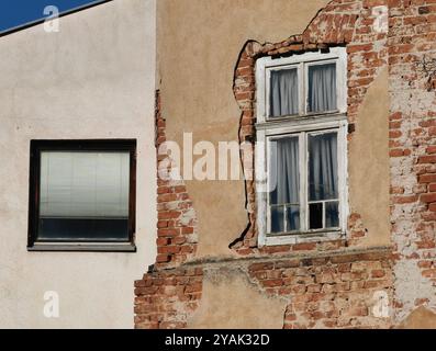 Fenster durch die Zeit: Kontrastierende Stile von Vergangenheit und Gegenwart Stockfoto