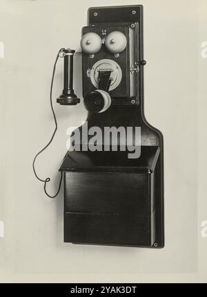 Schweizer Vintage-Telefone. Örtliche Batteriewandstation (Gfeller). Bümpliz, Schweiz. Datiert ca. 1920 Holzkoffer mit Konsolenkasten, verstellbarem Lorenz-Mikrofon und Western-Empfänger. Stockfoto