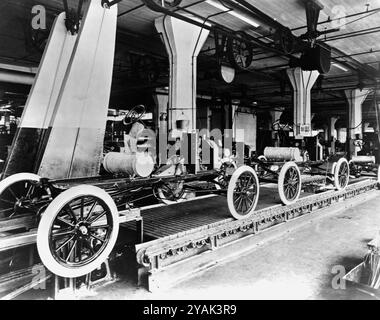 Model T-Fahrgestell im Ford-Werk Highland Park. Eine Reihe von Model T-Fahrzeugen wartet auf den weiteren Einbau. Das Ford-Werk in Highland Park in Michigan gilt als Geburtsort beweglicher Montagelinien. Stockfoto