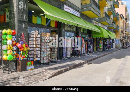 Außenansicht eines Touristengeschäfts mit Strandspielzeug, Flip-Flops und Souvenirs an der Promenade der Küstenstadt Alassio, Savona, Ligurien, Italien Stockfoto