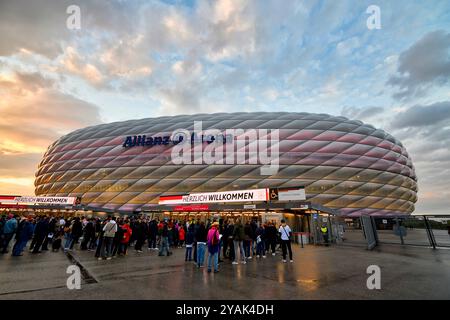vor Spielbeginn: Fans, Zuschauer warten auf Einlass, Allianz Arena