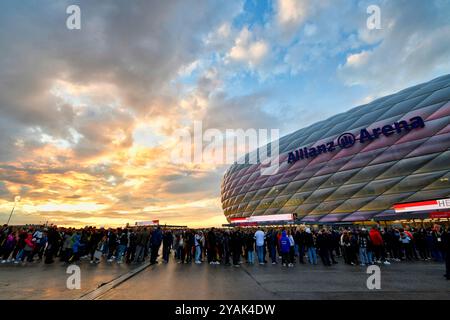 vor Spielbeginn: Fans, Zuschauer warten auf Einlass, Allianz Arena