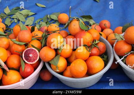 Frische Orangen auf dem Obstmarkt. Ankara, Turkiye. Der Obstmarkt fand dienstags statt. Stockfoto