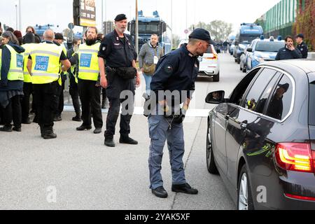 Udine, Italien. Oktober 2024. Polizeikontrolle während des Nationalliga-Fußballspiels zwischen Italia und Israele im Bluenergy-Stadion in Udine, Nordosten Italiens - Montag, 14. Oktober 2024 Sport - Fußball (Foto: Andrea Bressanutti/Lapresse) Credit: LaPresse/Alamy Live News Stockfoto