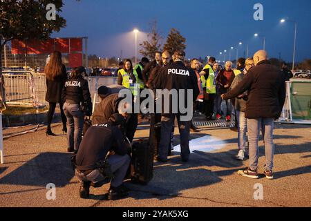 Udine, Italien. Oktober 2024. Polizeikontrolle während des Nationalliga-Fußballspiels zwischen Italia und Israele im Bluenergy-Stadion in Udine, Nordosten Italiens - Montag, 14. Oktober 2024 Sport - Fußball (Foto: Andrea Bressanutti/Lapresse) Credit: LaPresse/Alamy Live News Stockfoto