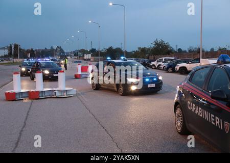 Udine, Italien. Oktober 2024. Polizeikontrolle während des Nationalliga-Fußballspiels zwischen Italia und Israele im Bluenergy-Stadion in Udine, Nordosten Italiens - Montag, 14. Oktober 2024 Sport - Fußball (Foto: Andrea Bressanutti/Lapresse) Credit: LaPresse/Alamy Live News Stockfoto