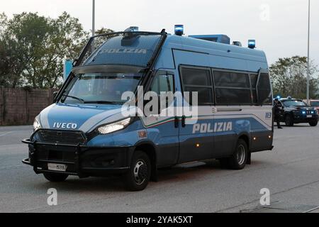 Udine, Italien. Oktober 2024. Polizeikontrolle während des Nationalliga-Fußballspiels zwischen Italia und Israele im Bluenergy-Stadion in Udine, Nordosten Italiens - Montag, 14. Oktober 2024 Sport - Fußball (Foto: Andrea Bressanutti/Lapresse) Credit: LaPresse/Alamy Live News Stockfoto