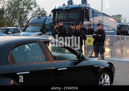 Udine, Italien. Oktober 2024. Polizeikontrolle während des Nationalliga-Fußballspiels zwischen Italia und Israele im Bluenergy-Stadion in Udine, Nordosten Italiens - Montag, 14. Oktober 2024 Sport - Fußball (Foto: Andrea Bressanutti/Lapresse) Credit: LaPresse/Alamy Live News Stockfoto