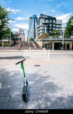 Cincinnati, Ohio, 30. Juli 2022: Kalk-Elektroroller im Smale Riverfront Park in der Innenstadt von Cincinnati Stockfoto