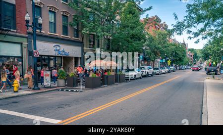 Cincinnati, Ohio, 30. Juli 2022: Hauptstraße über dem Rhein in Cincinnati, ОН - а beliebtes Reiseziel für Einheimische und Touristen Stockfoto
