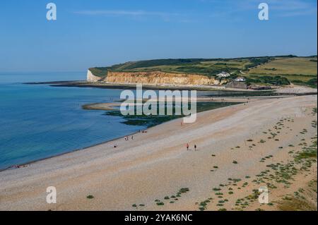 Malerischer Blick von Seven Sisters über den Kieselstrand, die Mündung des Cuckmere River und Seaford Head mit den Coastguard Cottages in East Sussex, England. Stockfoto