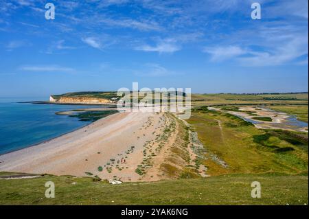 Malerischer Blick von Seven Sisters über den Kieselstrand, die Mündung des Cuckmere River und Seaford Head mit den Coastguard Cottages in East Sussex, England. Stockfoto