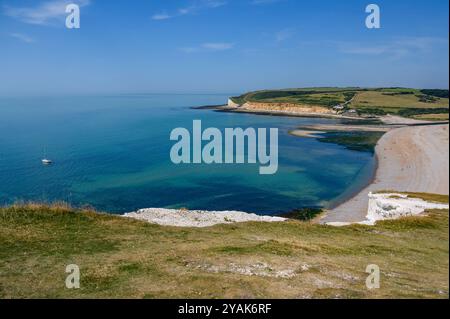 Malerischer Blick von Seven Sisters über den Kieselstrand, die Mündung des Cuckmere River und Seaford Head mit den Coastguard Cottages in East Sussex, England. Stockfoto